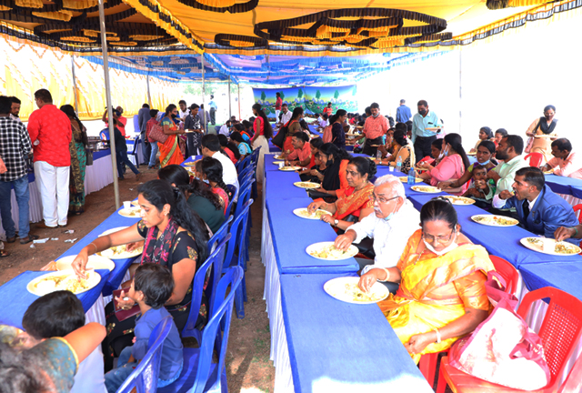 Grace Ministry Celebrates Christmas 2021 with Pomp and Grandeur on 17th Friday, December at its Prayer centre in Valachil, Mangalore. Hundreds gathered at the program and celebrated Xmas with Bro Andrew Richard and family.  